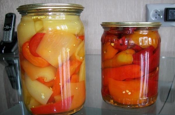 พริกในซอสน้ำผึ้งในขวดบนโต๊ะ