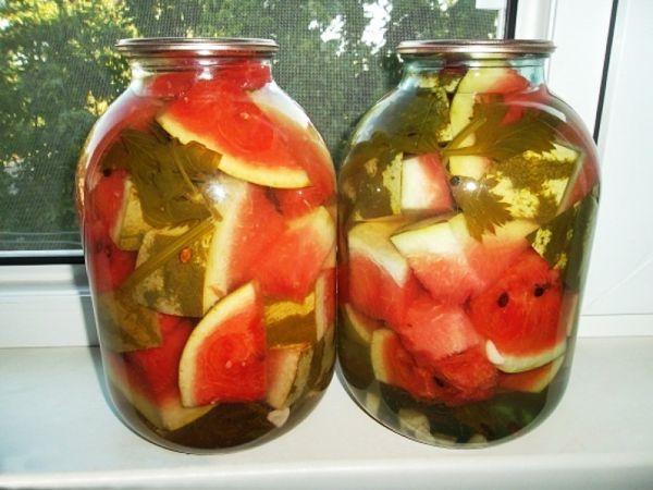 pastèques salées à l'ail et aux herbes