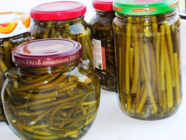 pousses d'ail marinées