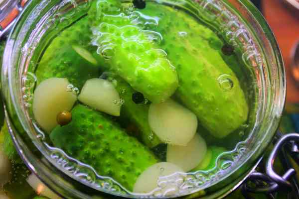 การถนอมแตงกวาดองด้วยกระเทียม