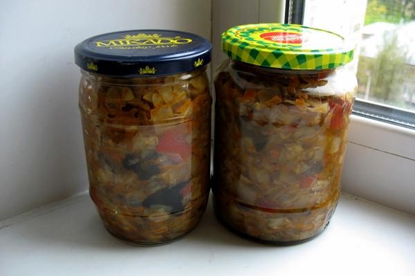 Solyanka aux champignons en bocaux sur la table