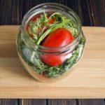 มะเขือเทศพร้อมยอดแครอทในขวดบนโต๊ะ