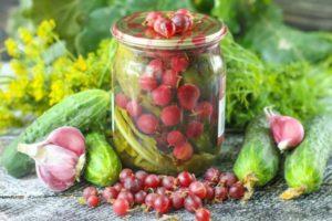 สูตรแตงกวาดองกรอบกับลูกเกดสำหรับฤดูหนาวโดยไม่ต้องใช้น้ำส้มสายชู