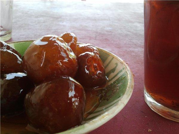 confiture de figues dans un bol et un bocal