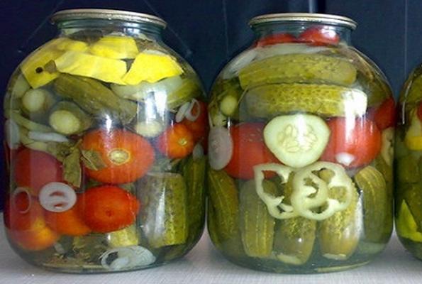 สควอชกับแตงกวาและมะเขือเทศ