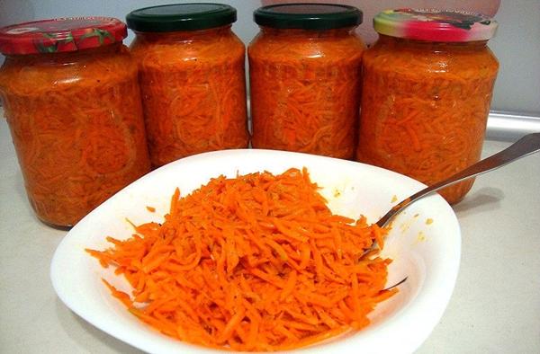 Carottes à la coréenne en bocaux sur la table