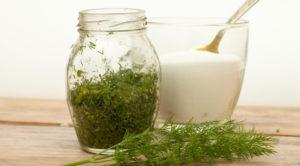 สูตรดองผักชีลาวสดสำหรับฤดูหนาวที่บ้านในขวด สัดส่วน และการเก็บรักษา