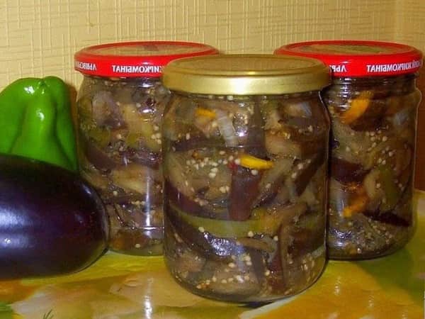 les aubergines comme des champignons en bocaux