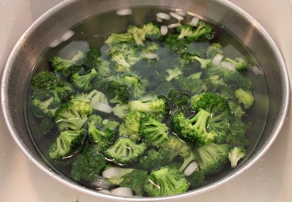 faire bouillir du brocoli dans une casserole