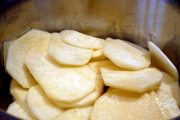 หัวผักกาดหั่นบาง ๆ