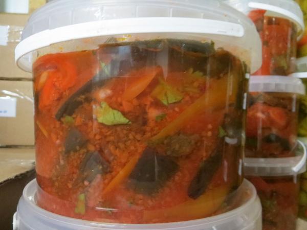 Aubergines en adjika dans un bocal en plastique