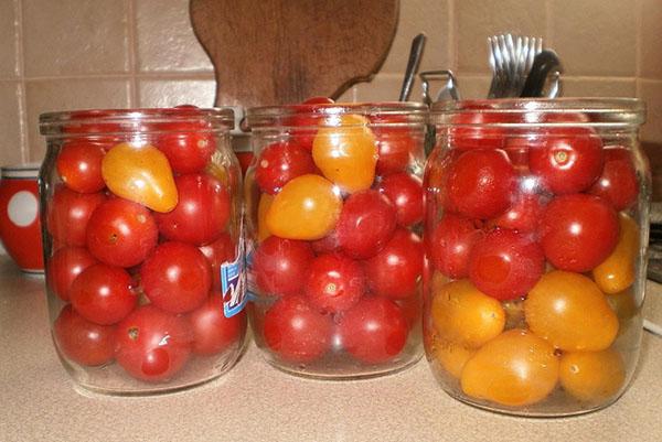 มะเขือเทศเชอร์รี่ในขวด