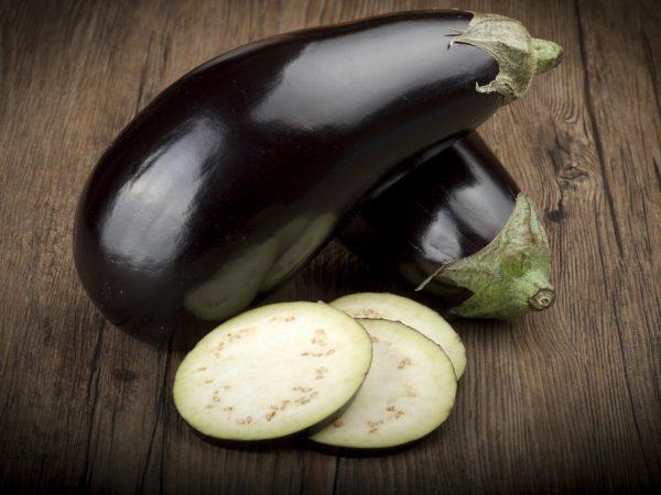 aubergines sur la table