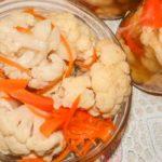 Chou-fleur à la coréenne dans un bol et un bocal