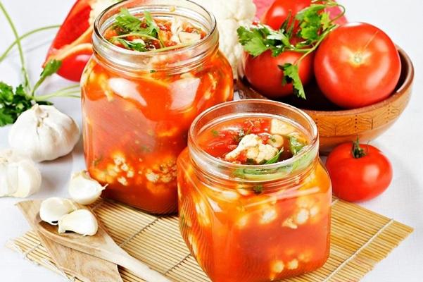 ดอกกะหล่ำในซอสมะเขือเทศในขวด