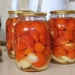 มะเขือเทศหั่นเป็นชิ้นกับหัวหอม