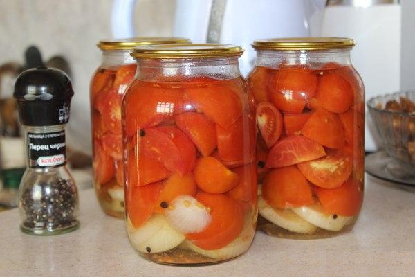 tranches de tomates avec oignons