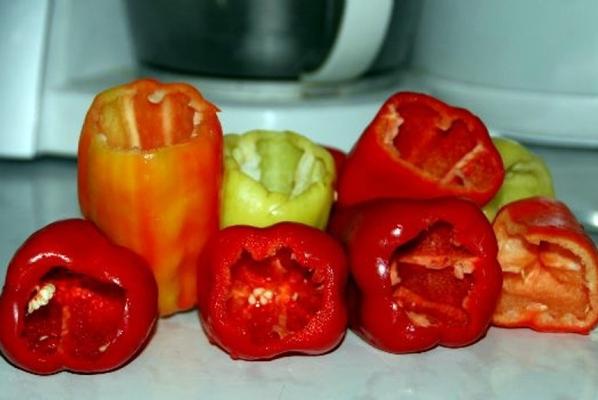 poivrons pelés sur la table