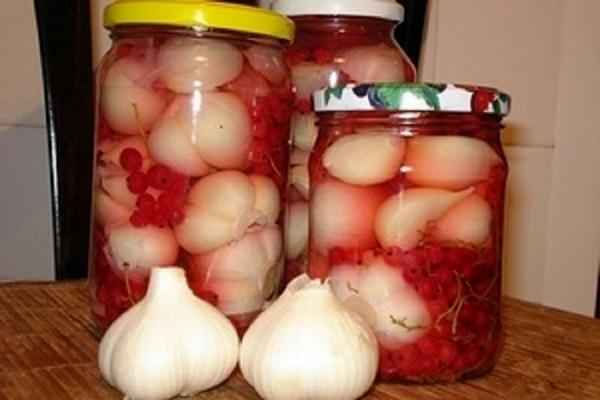 กระเทียมดองกับลูกเกดแดงในขวด