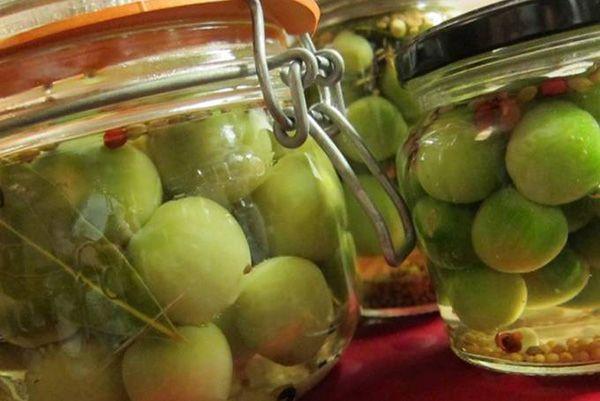 มะเขือเทศสีเขียวในขวด