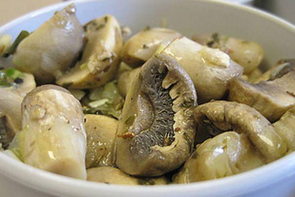 champignons au lait salé dans un bol