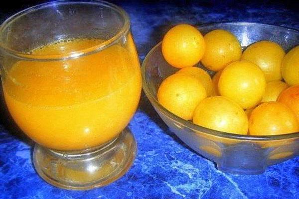 คอมโพทเชอร์รี่พลัมในแก้ว