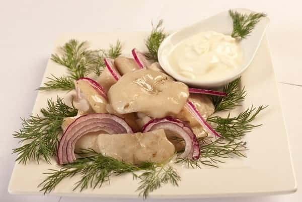 champignons au lait marinés sur une assiette avec des oignons