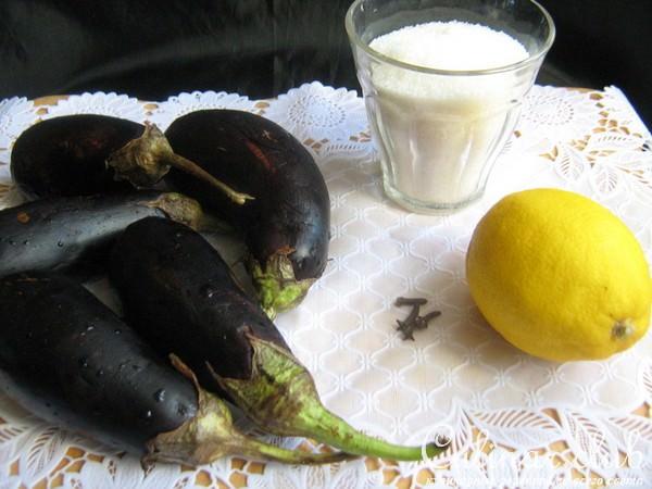 aubergines sur la table