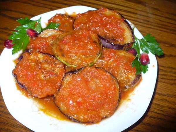 aubergines à la sauce tomate dans une assiette