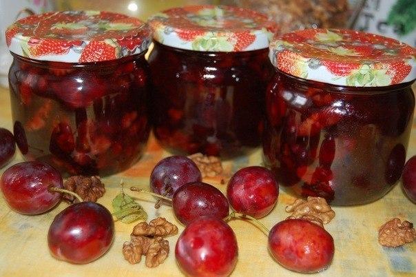 confiture de prunes et de noix
