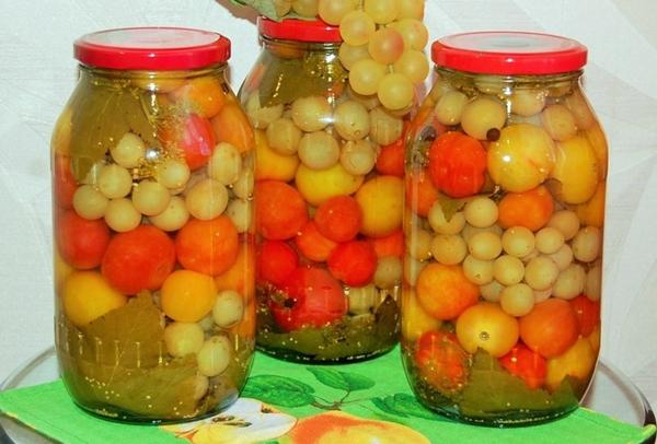 มะเขือเทศกับองุ่นและขึ้นฉ่าย