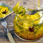 แตงกวากับขมิ้นและเมล็ดมัสตาร์ดในขวดเล็ก