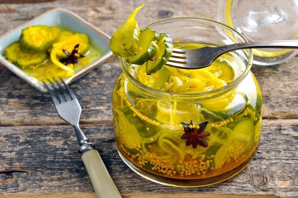 concombres aux graines de curcuma et de moutarde dans un petit pot