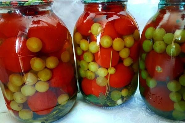 มะเขือเทศกับองุ่นในขวดบนโต๊ะ