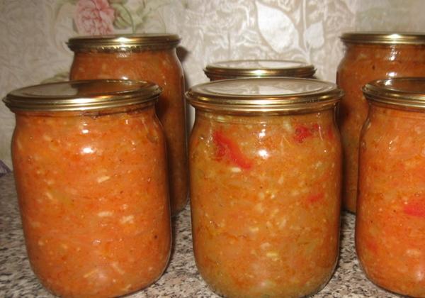 lecho avec du riz dans des bocaux sur la table