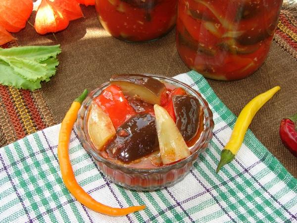 aubergines à la sauce tomate dans un bol et des bocaux