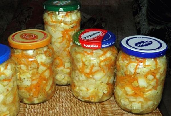 สควอชและบวบในขวดบนโต๊ะ