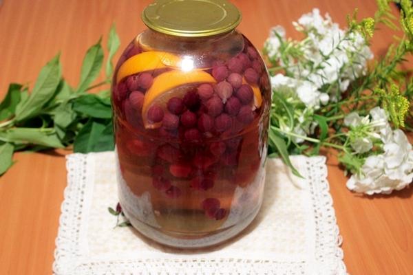 Compote de groseilles et d'oranges dans un grand pot