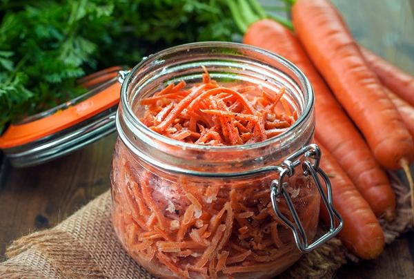 Carottes à la coréenne en bocal