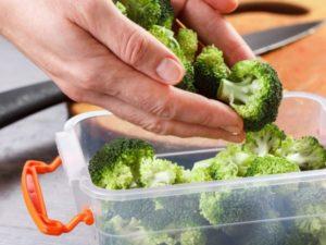 สูตรอร่อยสำหรับการเตรียมบร็อคโคลี่ที่บ้านสำหรับฤดูหนาวและการเก็บรักษา