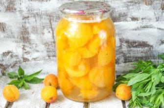 แอปริคอตคอมโพทในขวดบนโต๊ะ