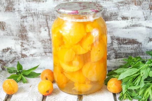 compote d'abricots dans un bocal sur la table