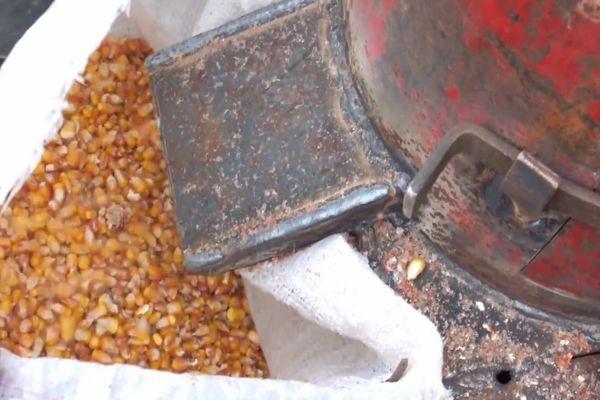 เครื่องปอกเปลือกข้าวโพดจากถังทรงกระบอก