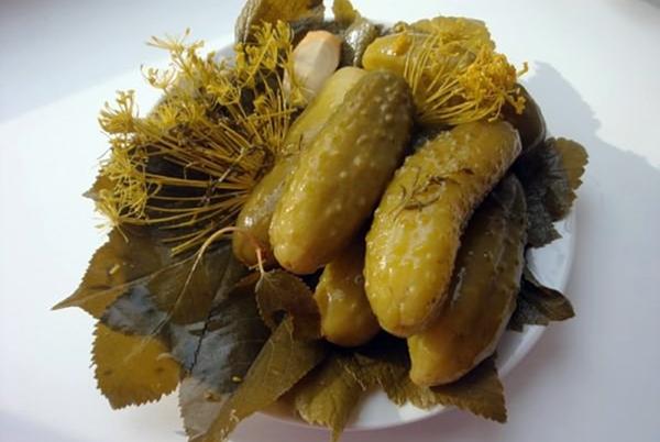 แตงกวาดองที่มีใบโอ๊ก