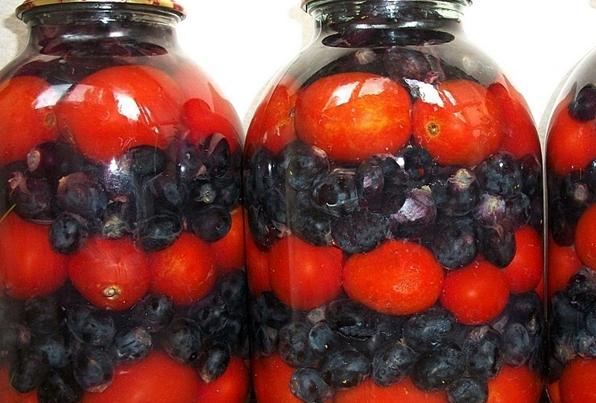 มะเขือเทศกับองุ่นในขวดใหญ่
