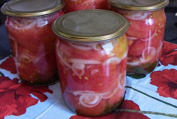 มะเขือเทศกับหัวหอมในขวด