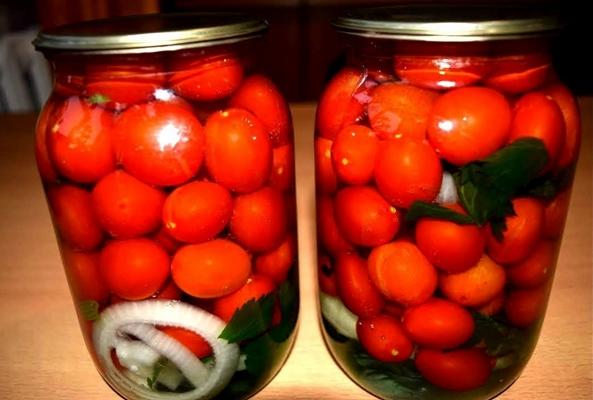 tomates avec du céleri en bocaux sur la table
