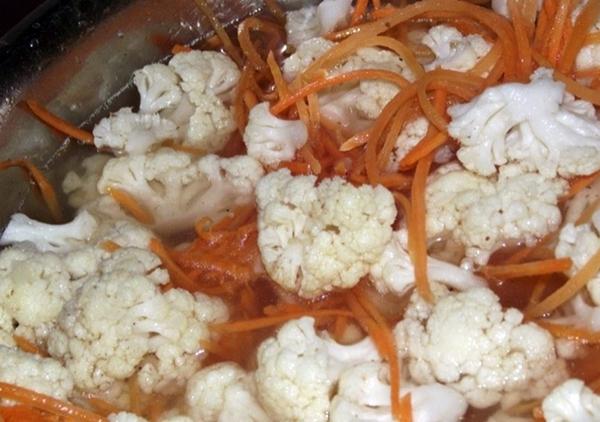 กะหล่ำดอกและแครอทต้ม