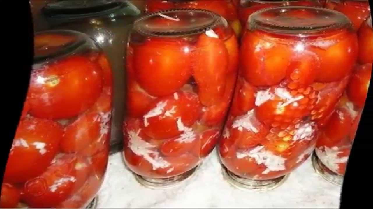 Tomates sous la neige avec de l'ail pour l'hiver