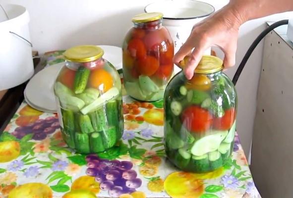 กระบวนการปรุงสควอชกับมะเขือเทศและแตงกวา